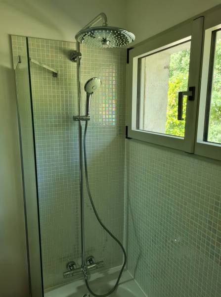 Rénovation d'une salle de bain avec pose d'une colonne de douche à Gujan Mestras