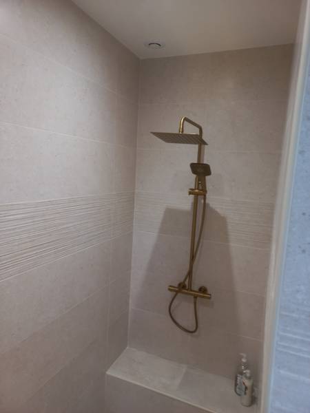 Comment optimiser l'espace de sa salle de bains en remplaçant baignoire et petite douche ?